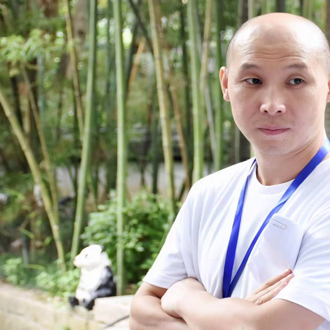 四十五岁左右女性高管头像,穿职业套装,面带微笑,眼神坚定,背景商务环境