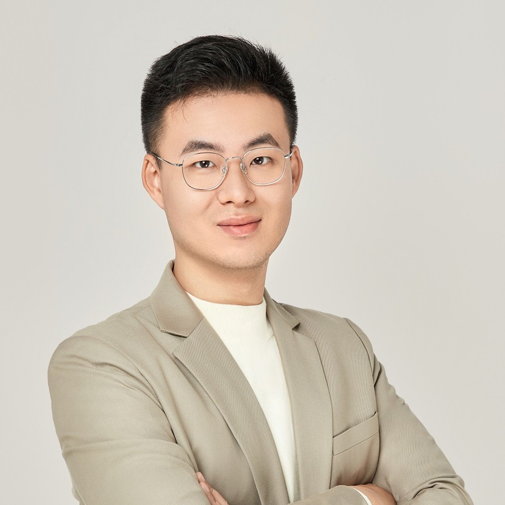 四十二岁左右男性技术顾问头像,穿休闲衬衫,表情专注,背景现代办公室